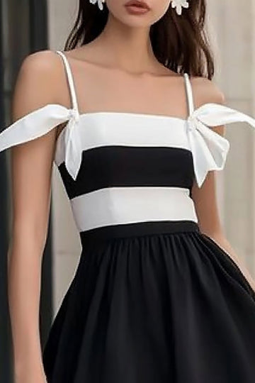 Robe de cocktail courte à volants en satin noir et blanc avec nœud
